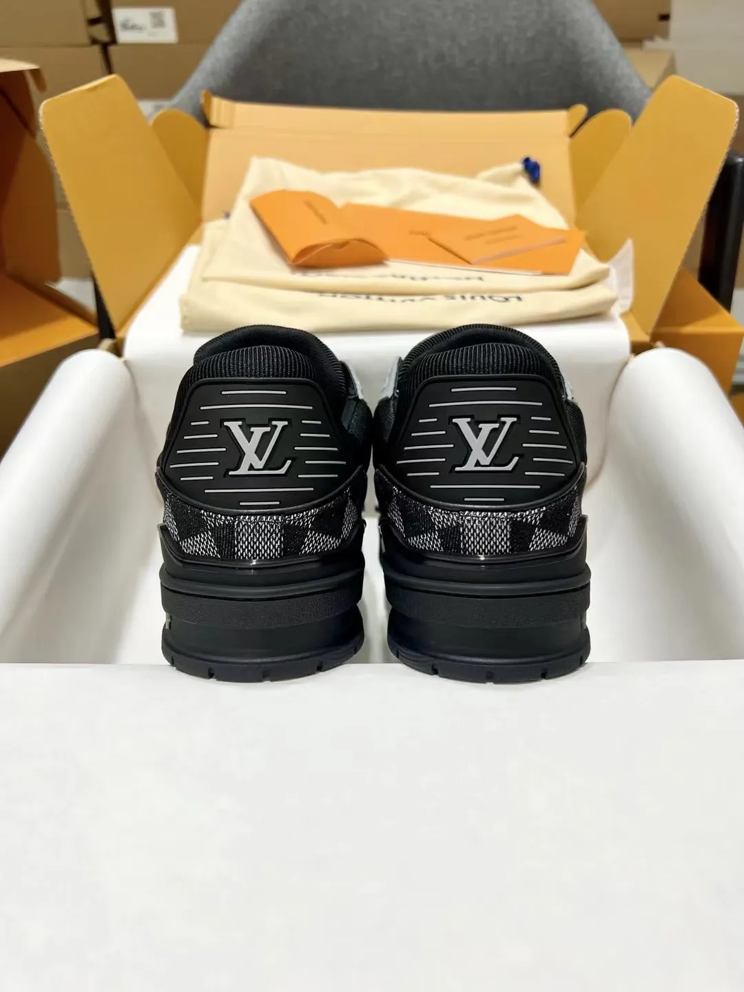 🚗Factory price: 840💰Male size# Dongguan top purchasing version LV trainer "Couple limited series casual sports basketball shoes, good-looking, handsome on the feet, every color is huge and beautiful! A must-have item for fashionistas🛍 Original custom-made embossed grained calfskin (non-market microfiber leather, everyone needs to distinguish!) Symmetrical old pattern washed denim; all accessories and accessories are customized according to the original 1:1 Even the color matching of the shoelaces is 1:1 customized. Many small designs must be original to be seen. The quality lies in the details! The original consistent chip tag can be purchased directly from the LV official website😏 Please look for our quality‼ ️Please pay attention to the market currency materials! Outdoor driver’s driving shoes🚗